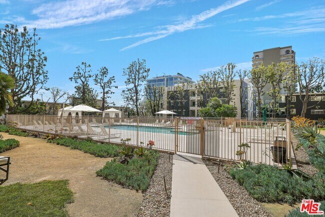 Building Photo - 100 S Doheny Dr