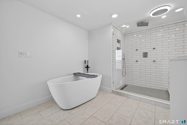 Building Photo - 352 Pequot Ave