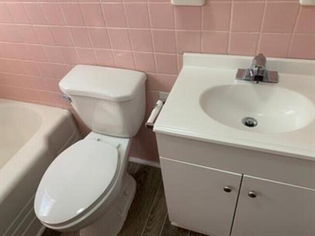 Building Photo - 352 Adams St