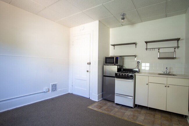 Building Photo - Top-Floor Corner SRO in Vintage Building Y...