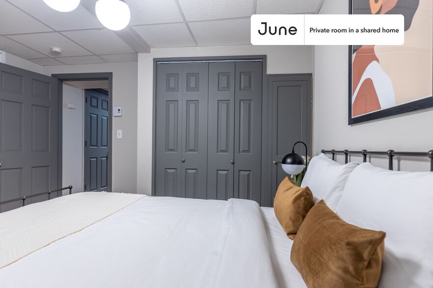 Building Photo - Private bedroom in 5 bed/3 bath Home
