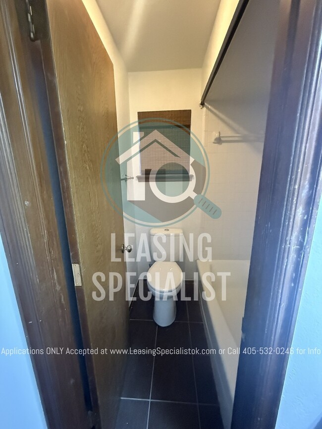 Building Photo - 2 Bed 2 Bath West Norman Townhouse!