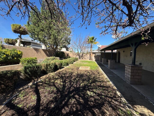 Building Photo - Spring Valley Lake Community Home