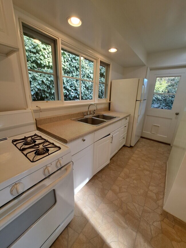 Building Photo - 4574 Viro Rd