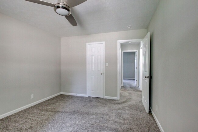 Building Photo - Updated 3bed 2 bath in St B with SEPARATE WORKSHOP around back.