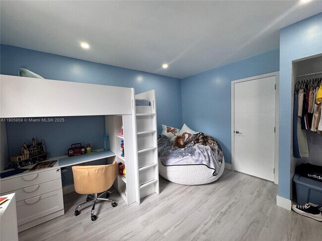 Building Photo - 6159 SW 22nd St