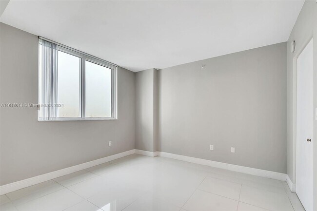 Building Photo - 1871 NW S River Dr