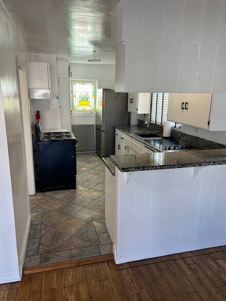 Kitchen with Bar - 226 Palm Dr