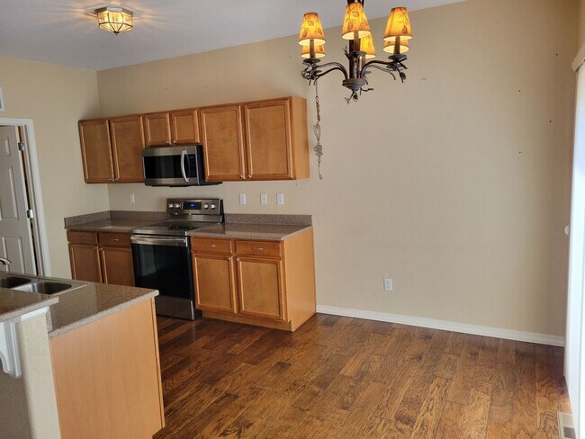 Building Photo - 4 Bed 3 Bath home with A/C and a gas fireplace, Available 5/8! - MileStone Real Estate Services