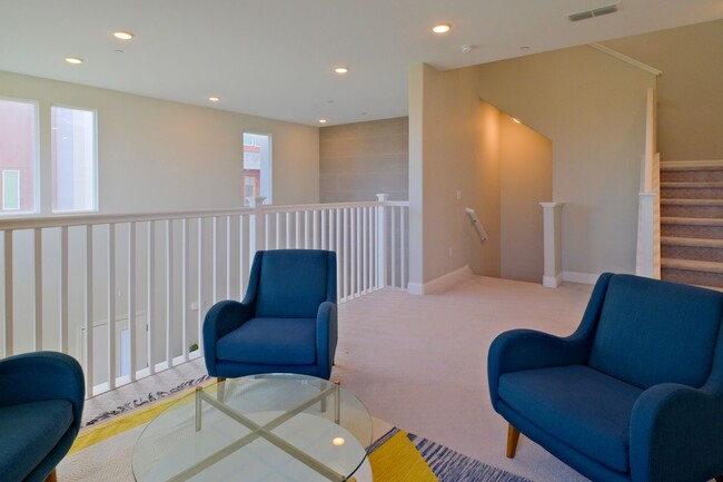 Building Photo - Furnished or Unfurnished 3 Bedroom, 2.5 Ba...