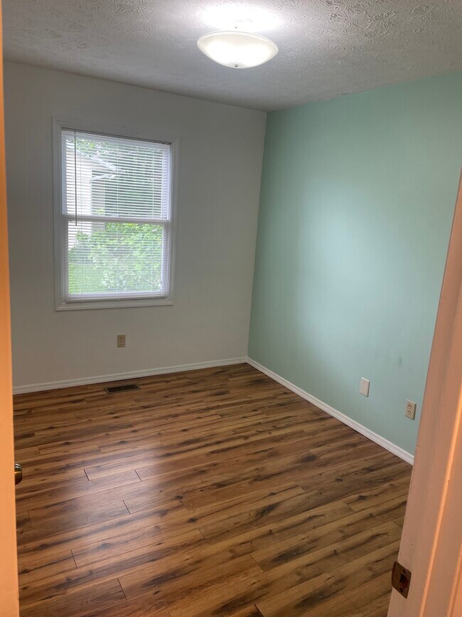 Building Photo - 1337 S Hickory Grove Ln