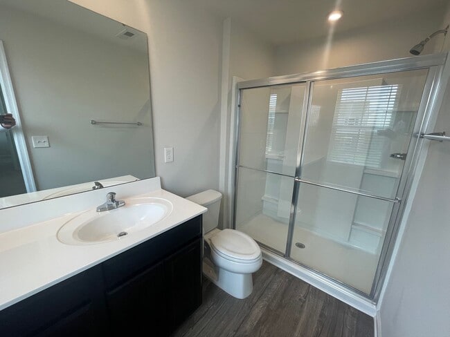 Building Photo - 4 Bedroom 2 1/2 Bath