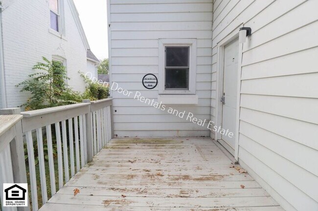 Building Photo - 927 Nuttman Ave