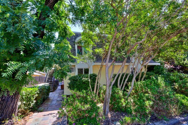 Building Photo - Charming 3 bed / 1 bath Apartment by Downtown