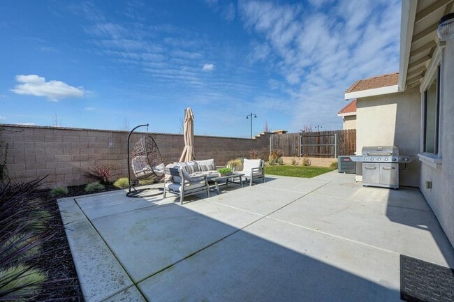 Building Photo - 3 Bedroom Home in Whitney Ranch