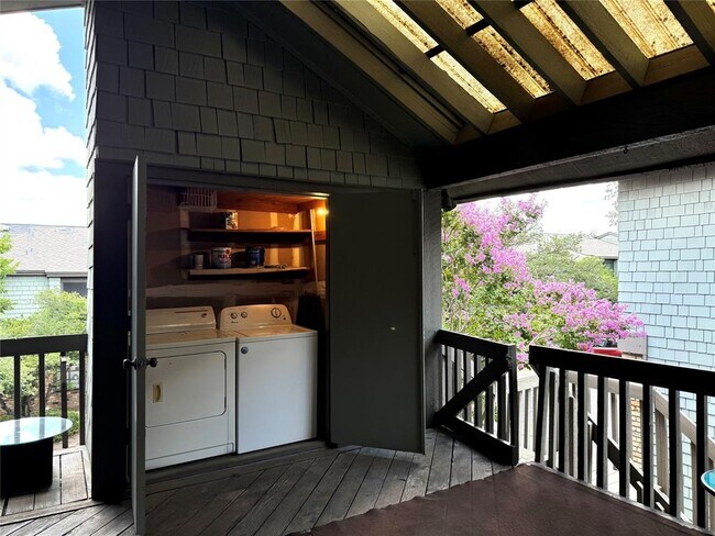 Building Photo - 7122 Wood Hollow Dr