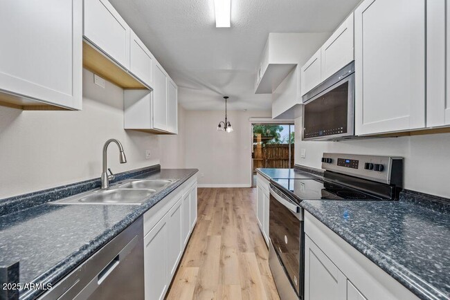 Building Photo - 5911 W Golden Ln