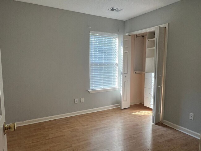 Building Photo - 281 Old Bridge Dr