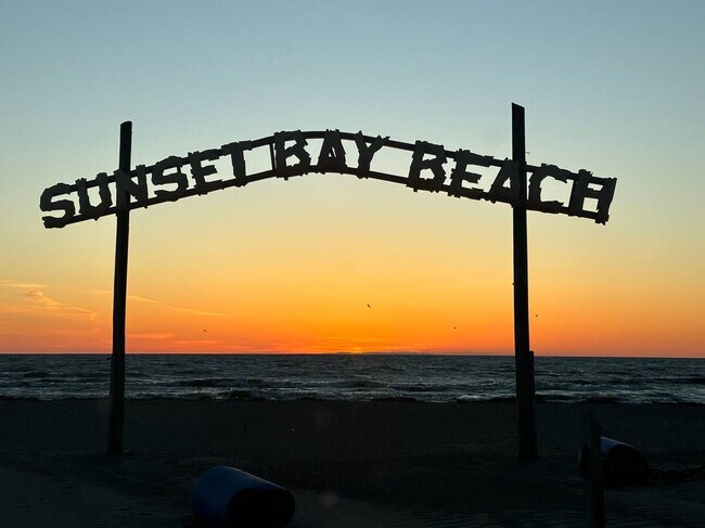 Building Photo - 1017 S Shore Dr