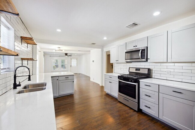 Building Photo - 3 Bedroom Single Family Home in San Antonio