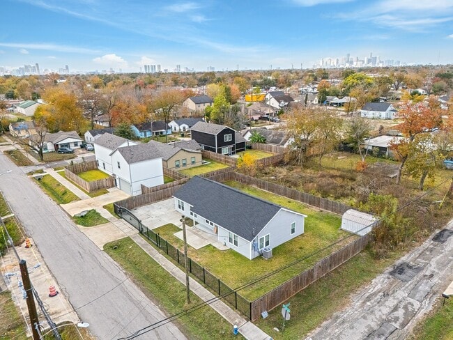 Building Photo - 4611 Idaho St