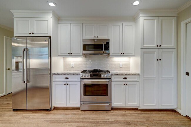 Building Photo - 722 Camelot Ln