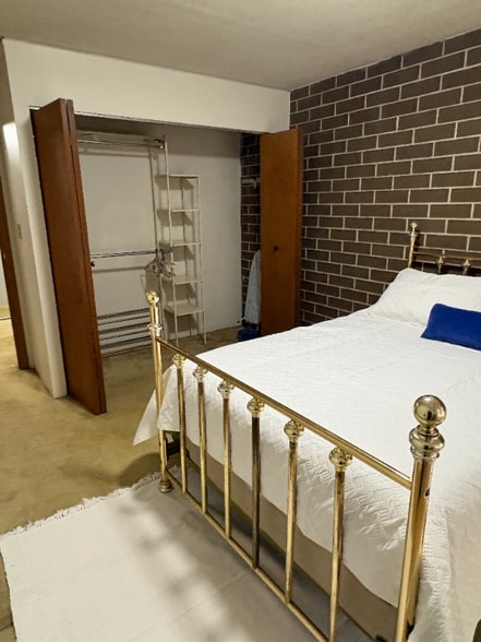 Building Photo - 2106 Kanawha Blvd E