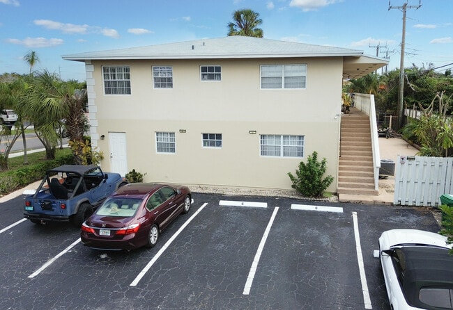 Building Photo - 1820 NE 56th St