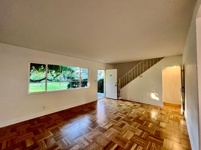 Original parquet floors - 5367 Village Grn