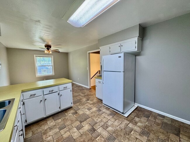 Building Photo - short term lease available