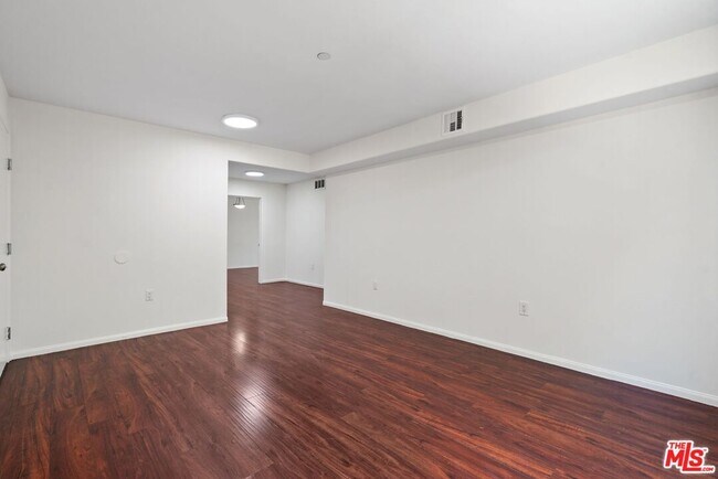Building Photo - 15939 Victory Blvd