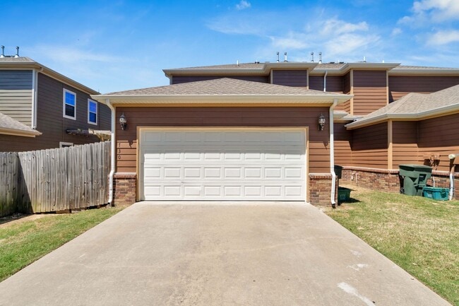 Building Photo - 4 Bed 3 Bath Townhome located close to University!