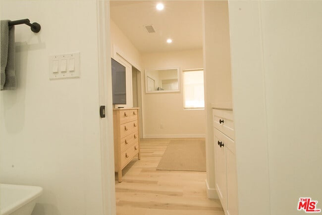 Building Photo - 9042 Phyllis Ave