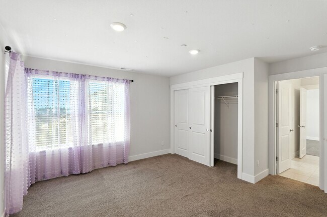 Building Photo - Spacious 4-Bedroom Home, Plus Den/Office with Modern Upgrades and Great Amenities