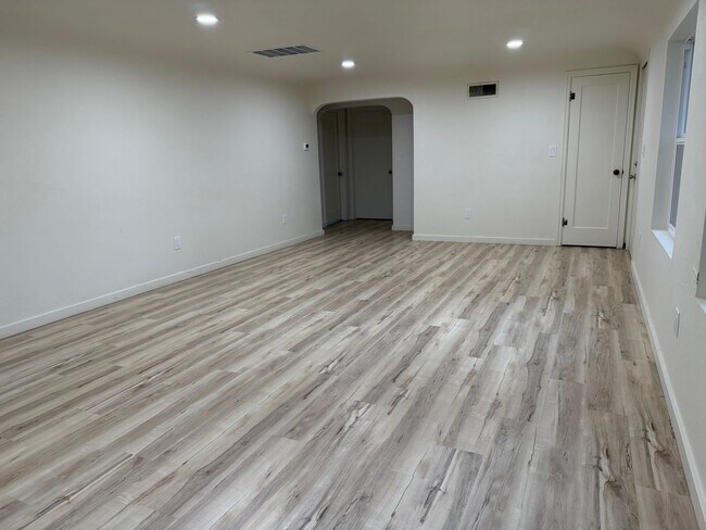 Building Photo - Sweet Home 3234