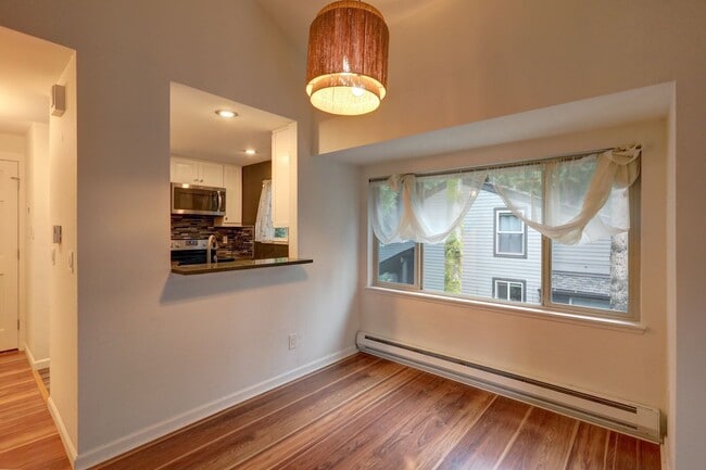 Building Photo - Large 2 Story Condo Available in Perfect Redmond Location!