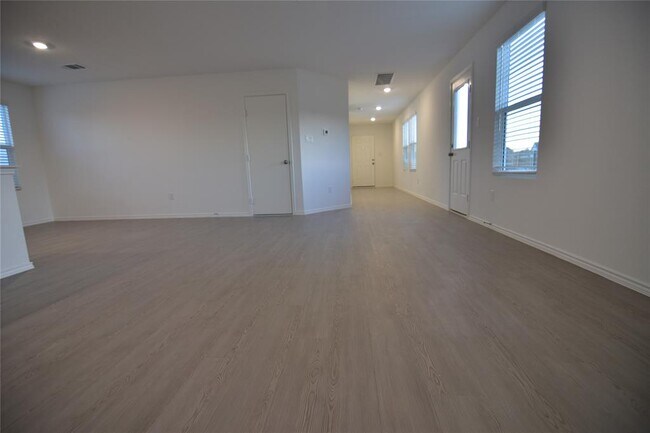 Building Photo - 343 Keefer