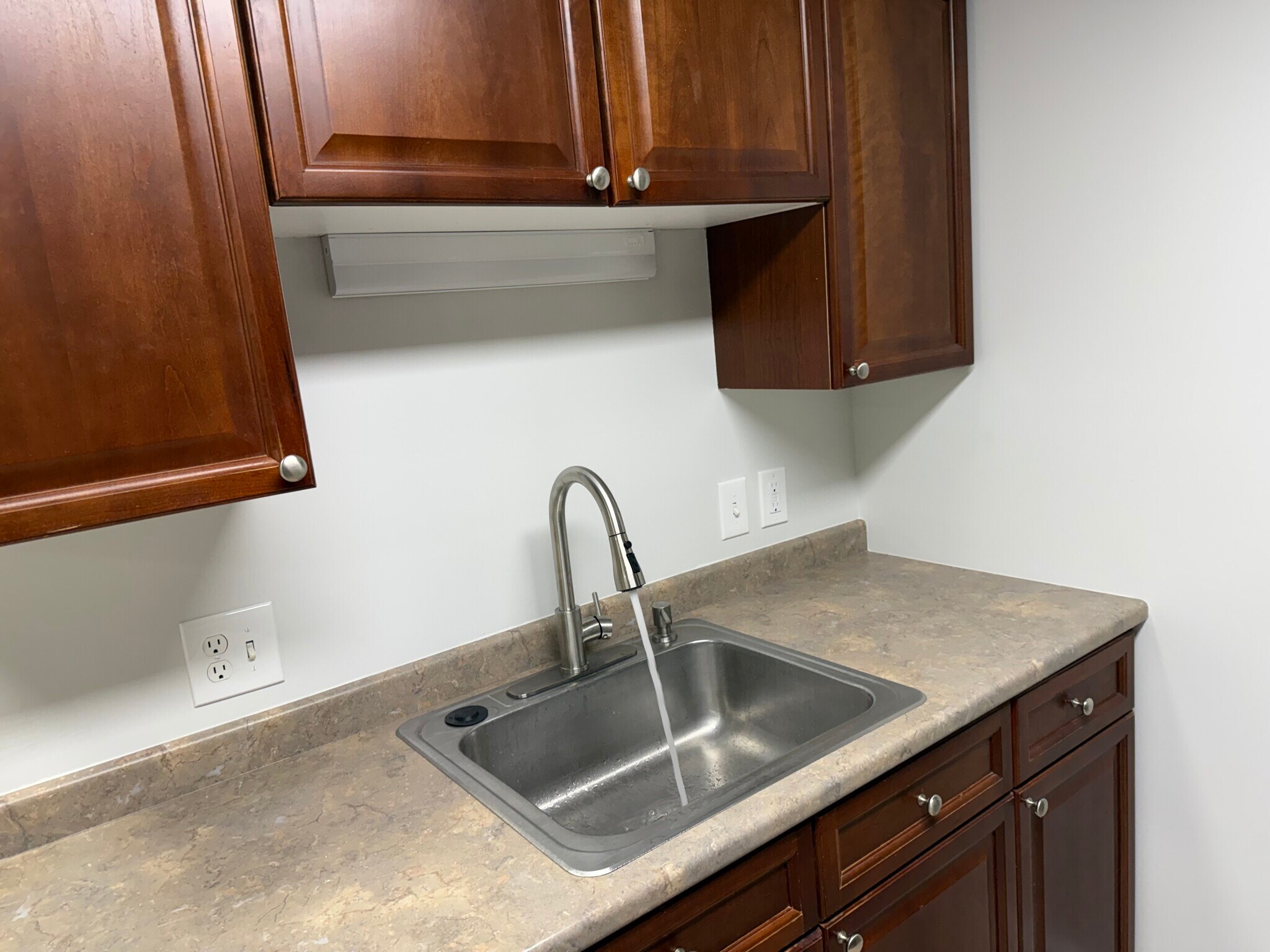 Building Photo - 16 Crestview Cir