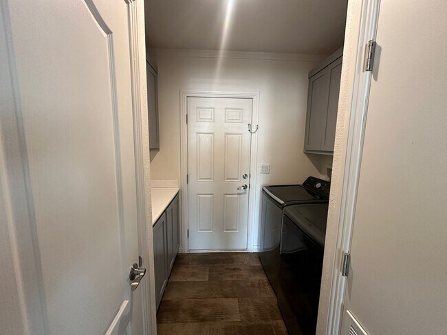 Building Photo - Like New 1 Story Home With Large Lot