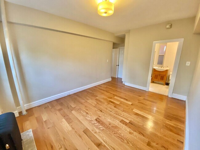 Building Photo - Have Breakfast at Tiffany's! Dupont's Gleaming Light Filled 2 En-suites w/ W/D at the Tiffany!