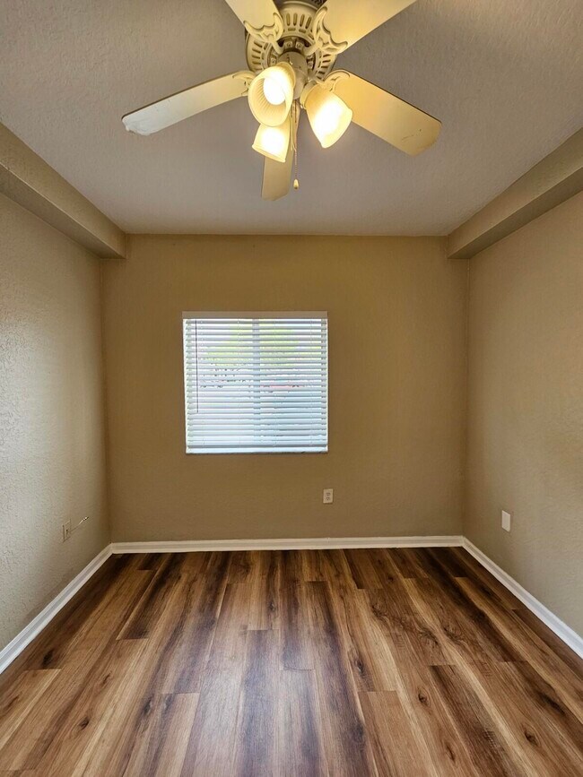 Building Photo - 1063 Golden Lakes Blvd