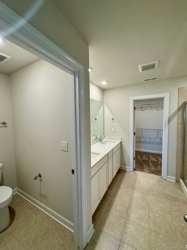 Building Photo - 3BR/2.5BA; Desirable Belmont Location