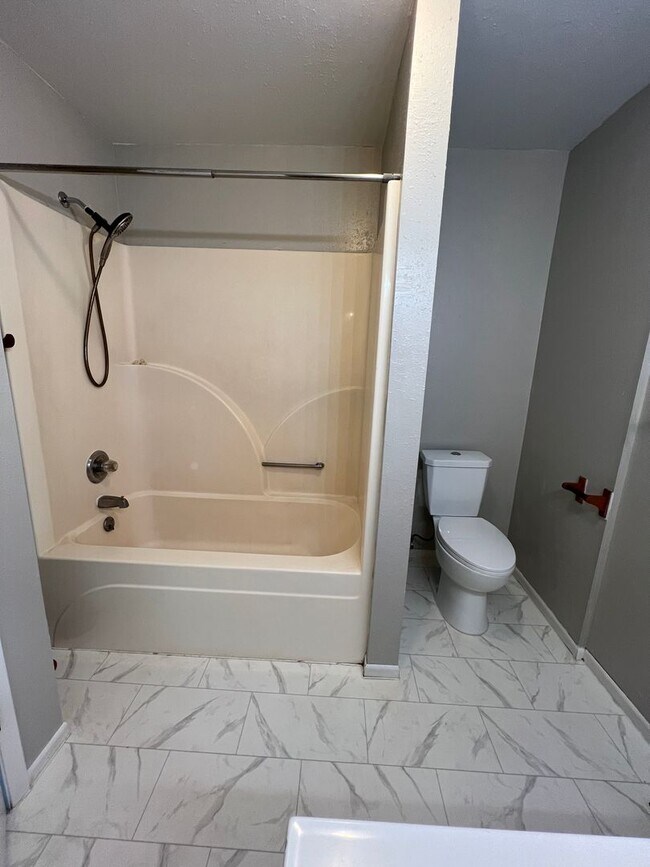 Building Photo - Centrally Located Three-Bedroom, One-Bathroom Home for Rent