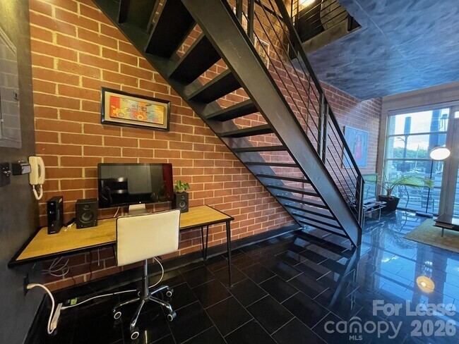 Building Photo - 710 W Trade St