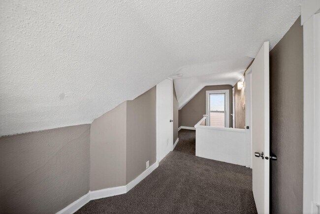 Building Photo - 2117 6th Ave