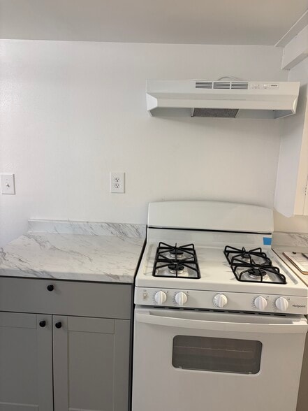 Kitchen - 514 Kaweah St