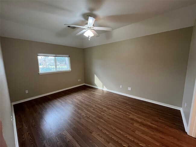 Building Photo - 9311 E Lakeside Dr