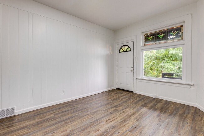 Building Photo - AVAILABLE August 2026 - Fully Renovated Mount Washington Charmer with Historic Details & Modern U...