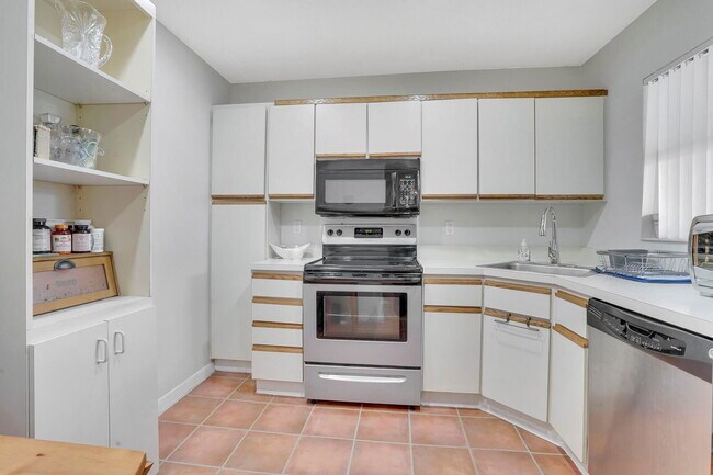 Building Photo - 3543 Cocoplum Cir