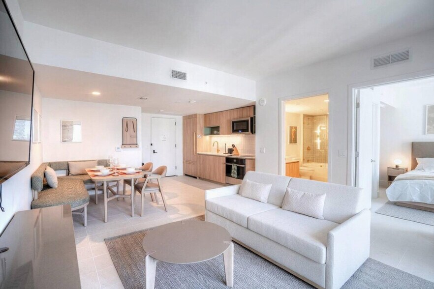 Building Photo - 601 NE 1st Ave